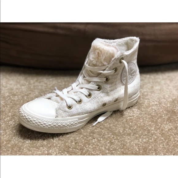 Converse Shoes - Like New Fur White Converse